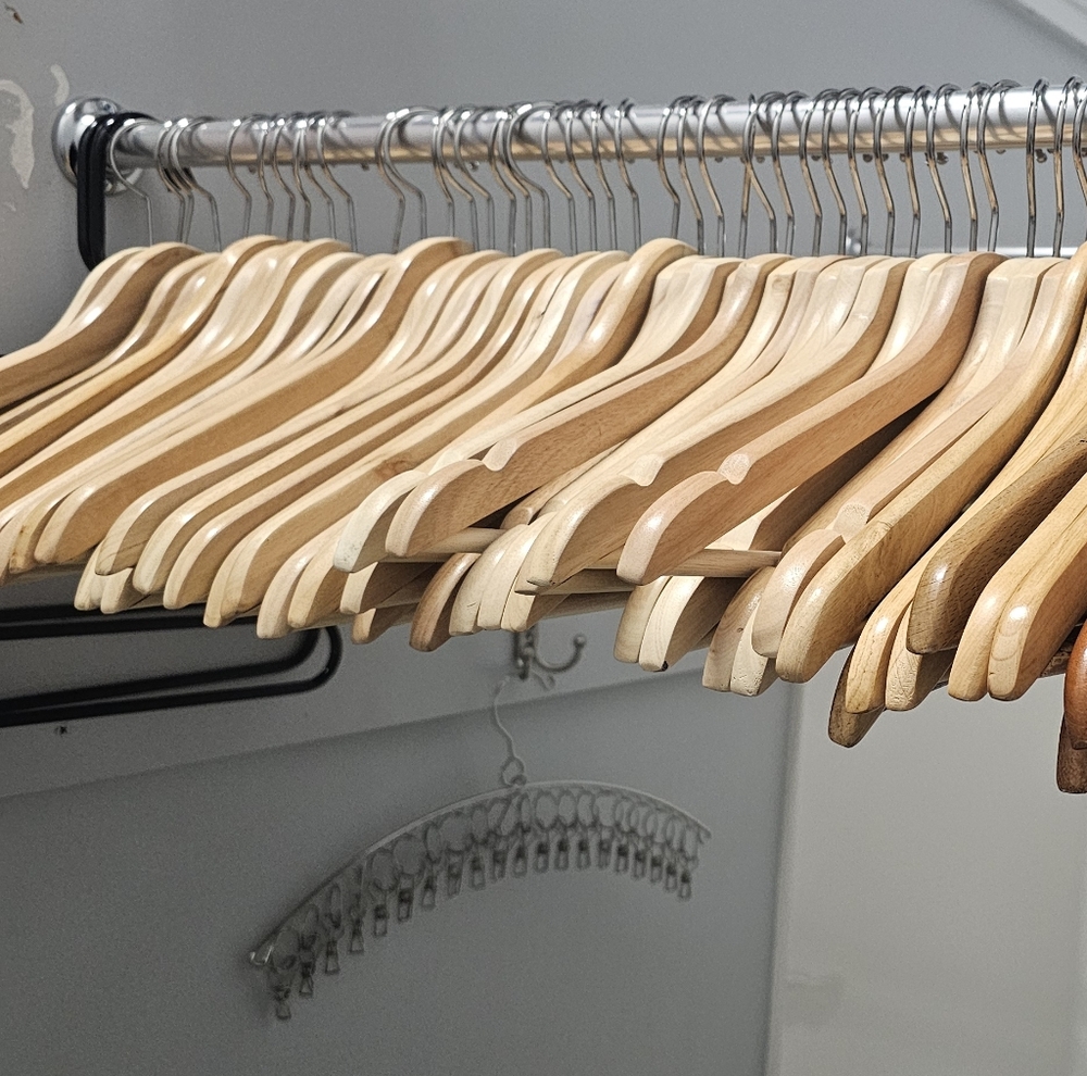 Assortment Wooden hangers - set of 20